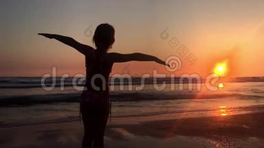 快乐的小女孩在海上<strong>张开双手</strong>享受自由。夕阳海边海滩，欢呼雀跃的女徒步旅行者<strong>张开</strong>双臂。